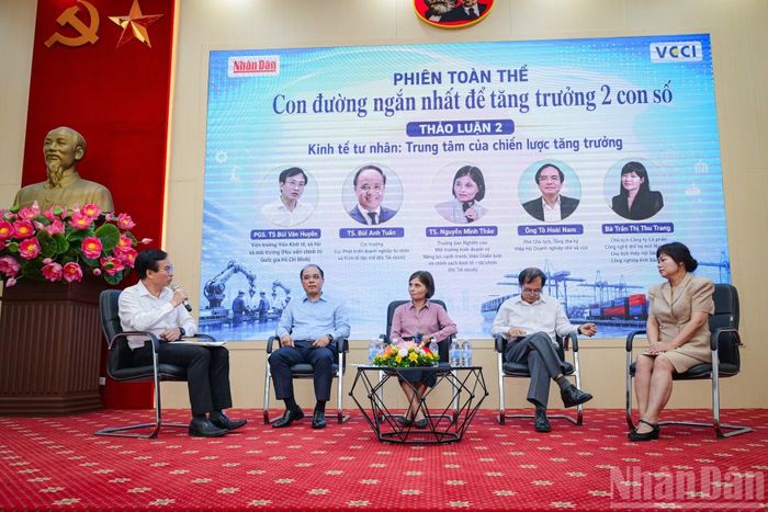 Phó Giáo sư, Tiến sĩ Bùi Văn Huyền, Viện trưởng Viện Kinh tế, xã hội và môi trường (Học viện Chính trị Quốc gia Hồ Chí Minh) điều hành phiên thảo luận.