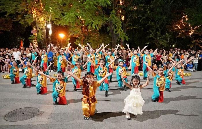 Các em thiếu nhi biểu diễn trong lễ hội Trung thu Thành cổ-Sơn Tây Xứ Đoài.
