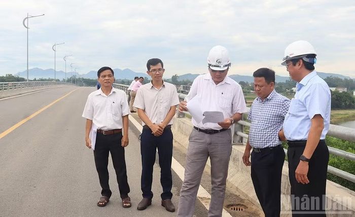 Lãnh đạo Ban Quản lý dự án đầu tư xây dựng các công trình giao thông tỉnh Quảng Ngãi cùng các đơn vị liên quan kiểm tra, nghiệm thu, bàn giao đưa cầu Thạch An vào sử dụng.