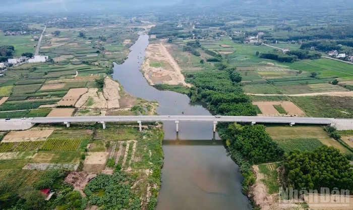 Cầu Thạch An được đưa vào sử dụng, người dân Bình Minh và Bình Chương không còn cảnh đò giang cách trở, đi lại và giao thương thuận lợi, tạo bước đột phá trong phát triển kinh tế-xã hội cho khu vực phía tây bắc tỉnh Quảng Ngãi.