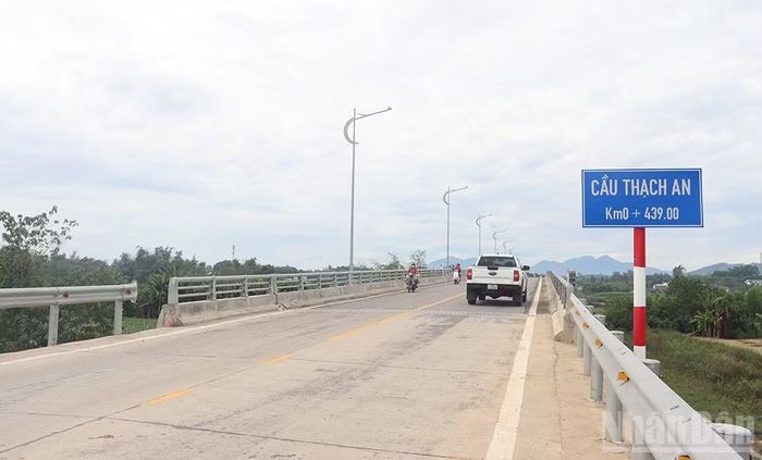 Cầu Thạch An gồm hạng mục cầu và đường dẫn hai đầu cầu với chiều dài tuyến gần 1,8km, tổng vốn đầu tư 150 tỷ đồng.
