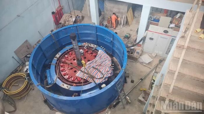 Tua-bin nhà máy thủy điện Hồ Bốn 2 đang được lắp ráp.