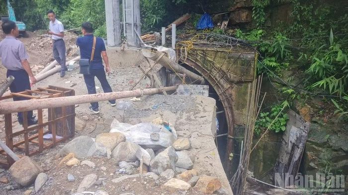 Công tác đổ bê-tông lấp cửa hầm sẵn sàng nhưng bị người dân ngăn cản khiến việc phát điện không theo dự kiến kế hoạch đề ra.
