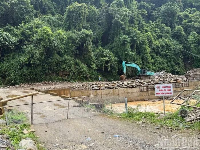 Người dân dựng rào ngăn cản thi công.