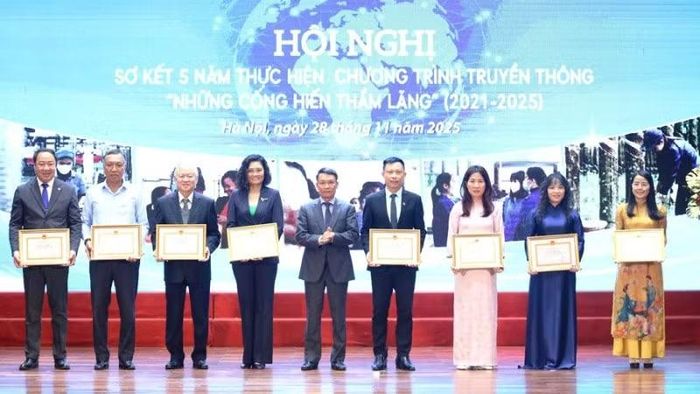 Ủy ban nhân dân thành phố Hà Nội trao Bằng khen cho các tập thể có đóng góp tích cực cho hoạt động của chương trình giai đoạn 2021-2025.