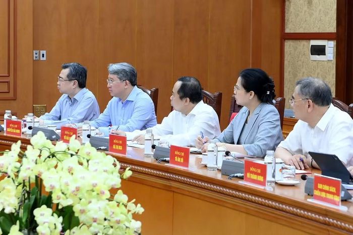 Các đồng chí lãnh đạo và các đại biểu tham dự cuộc làm việc. (Ảnh: ĐĂNG KHOA)
