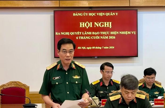 Trung tướng, Giáo sư, Tiến sĩ Trần Viết Tiến, Phó Bí thư Đảng ủy, Giám đốc Học viện Quân y quán triệt Kết luận của Quân ủy Trung ương.