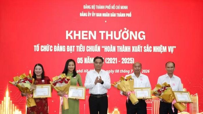Các tập thể và cá nhân nhận khen thưởng của Đảng ủy Ủy ban nhân dân Thành phố Hồ Chí Minh.