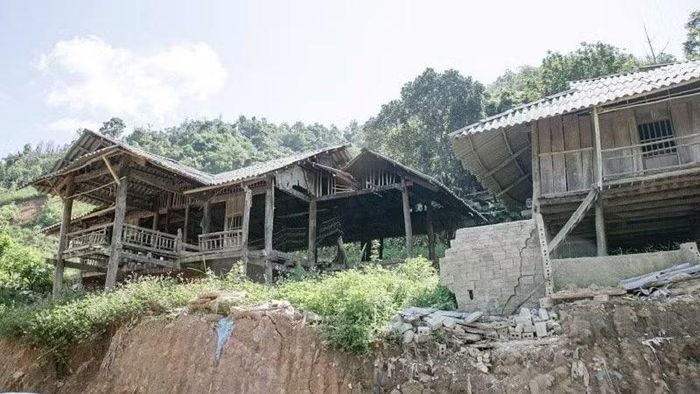 Gần một năm nay, ở bản Bắng Chộc, xã Na Son, tỉnh Điện Biên có nhiều gia đình đồng bào dân tộc Thái đã không còn ở trong ngôi nhà của họ vì nỗi lo sạt trượt luôn hiện hữu.