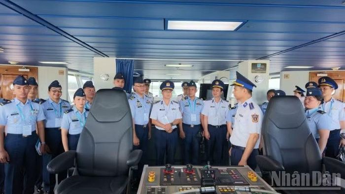 Đoàn sĩ quan trẻ hai nước đã tham quan Tàu CSB 8002.