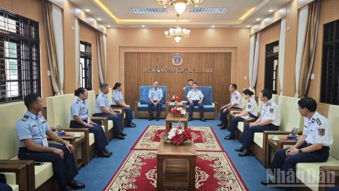 Quang cảnh buổi làm việc.
