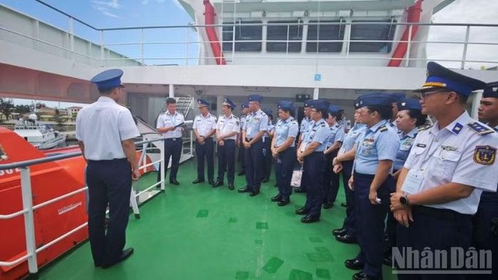 Đoàn sĩ quan trẻ Cảnh sát biển Việt Nam và Lực lượng Bảo vệ bờ biển Philippines tham quan tàu CSB 8002.