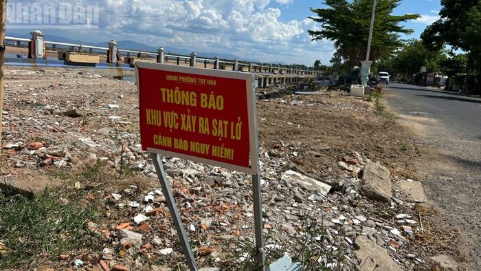 Tại khu vực bờ kè Bạch Đằng, phường Tuy Hòa, tỉnh Đắk Lắk đang trong quá trình xây dựng dang dở và được Ủy ban nhân dân phường cắm bảng cảnh báo xảy ra sạt lở nguy hiểm.