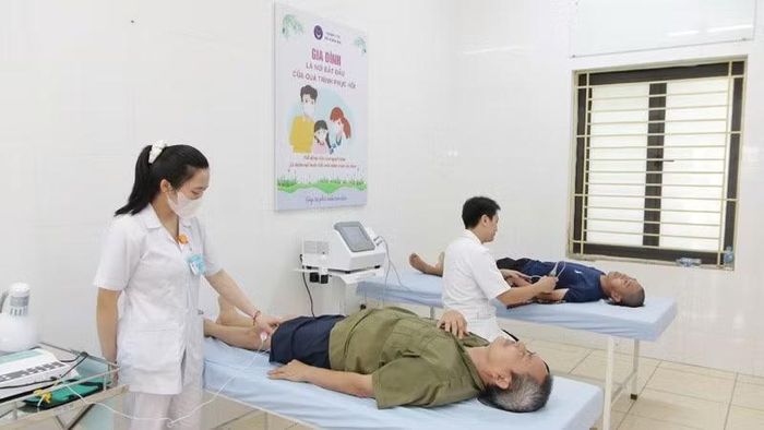 Các y, bác sĩ khám sàng lọc cho người dân trên địa bàn xã Xuân Mai có nguy cơ và biểu hiện khuyết tật tại lễ khai trương mô hình.