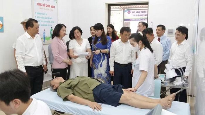  Phó Chủ tịch Ủy ban nhân dân thành phố Hà Nội Vũ Thu Hà và các đại biểu kiểm tra công tác khám sàng lọc nguy cơ khuyết tật cho người dân tại lễ khai trương mô hình. 