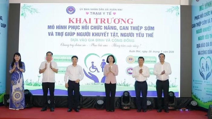 Các đại biểu ấn nút lễ khai trương "Mô hình phục hồi chức năng, can thiệp sớm và trợ giúp người khuyết tật, người yếu thế dựa vào gia đình và cộng đồng".