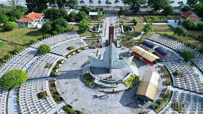 Toàn cảnh nghĩa trang Liệt sĩ xã Trần Văn Thời nhìn từ trên cao, nơi đang lưu lạc thông tin của 263 phần mộ liệt sĩ.