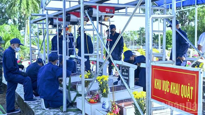 Một khu vực tại nghĩa trang Liệt sĩ xã Trần Văn Thời (tỉnh Cà Mau) được tiến hành bốc mộ phục vụ công tác lấy mẫu sinh phẩm để giám định ADN, xác định danh tính liệt sĩ.