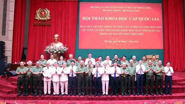 Đại biểu tham dự hội thảo chụp ảnh kỷ niệm.