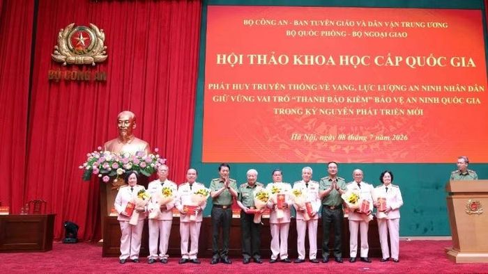 Bộ trưởng Lương Tam Quang và Thứ trưởng Phạm Thế Tùng tặng hoa các nhân chứng lịch sử là Anh hùng Lực lượng vũ trang nhân dân.