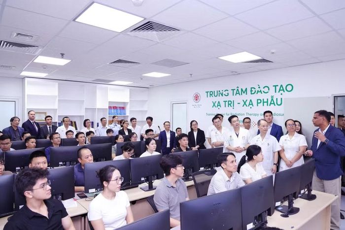 Các đại biểu tham quan khóa đào tạo tập huấn đầu tiên của Trung tâm.