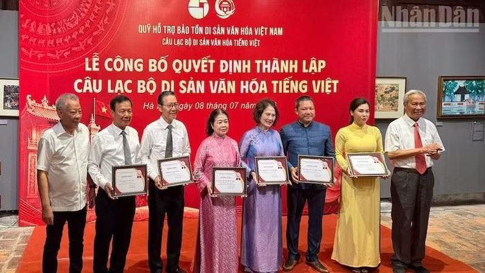 Các thành viên Ban Chủ nhiệm Câu lạc bộ ra mắt công chúng (với 9 người, trong đó có 3 người đang ở nước ngoài).