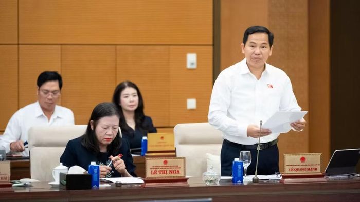 Tổng Thư ký Quốc hội, Chủ nhiệm Văn phòng Quốc hội Lê Quang Mạnh báo cáo về việc chuẩn bị cho Kỳ họp không thường lệ thứ nhất, Quốc hội khóa XVI. (Ảnh THỦY NGUYÊN)