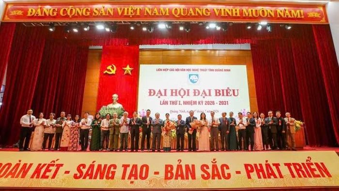 Lãnh đạo Liên hiệp các Hội Văn học Nghệ thuật Việt Nam và tỉnh Quảng Ninh tặng hoa chúc mừng Ban Chấp hành Liên hiệp các Hội Văn học Nghệ thuật tỉnh Quảng Ninh nhiệm kỳ 2026-2031.