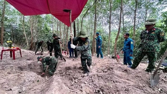 Các thành viên Đội K51 và các lực lượng cẩn thận đào từng lớp đất.