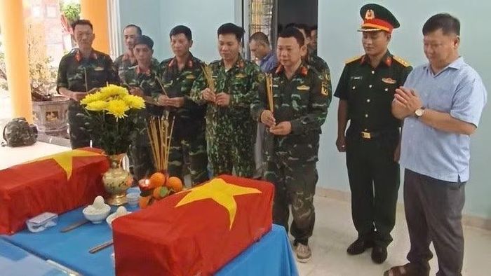 2 hài cốt liệt sĩ được bảo quản tại Nhà linh Nghĩa trang liệt sĩ xã Sơn Hòa chuẩn bị cho lễ truy điệu và an táng.
