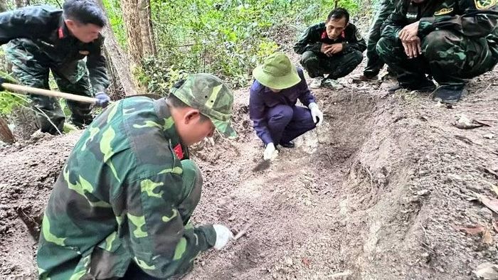 Cán bộ, chiến sĩ Đội K51 tìm kiếm hài cốt liệt sĩ.