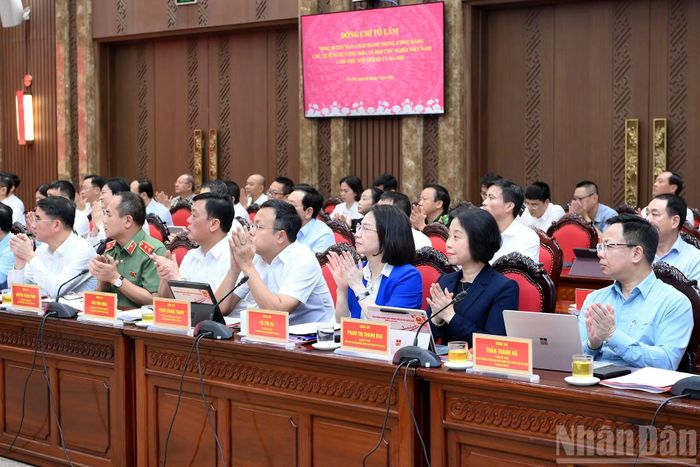 Các đại biểu tham dự cuộc làm việc.