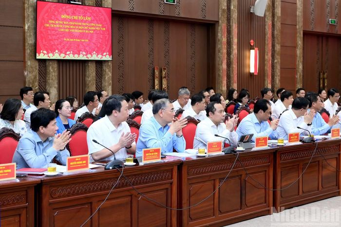 Các đại biểu tham dự cuộc làm việc.