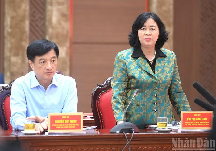 Đồng chí Bùi Thị Minh Hoài, Ủy viên Bộ Chính trị, Bí thư Trung ương Đảng, Chủ tịch Ủy ban Trung ương Mặt trận Tổ quốc Việt Nam phát biểu tại cuộc làm việc.