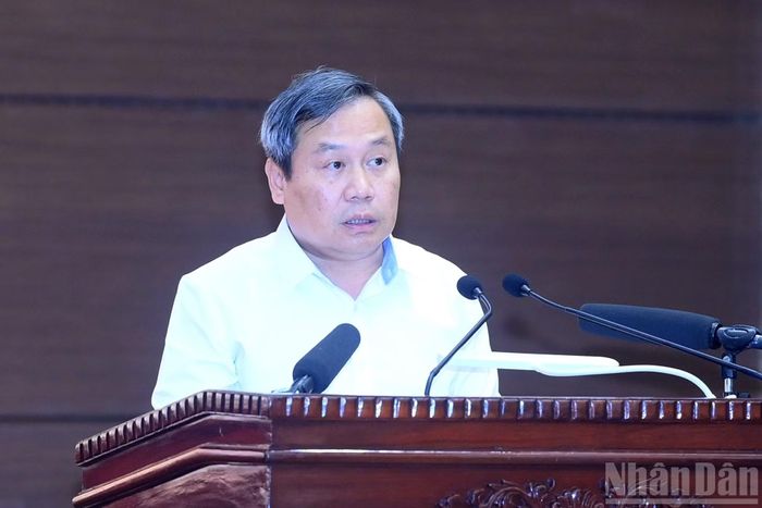 Đồng chí Vũ Đại Thắng, Ủy viên Trung ương Đảng, Phó Bí thư Thành ủy, Chủ tịch Ủy ban nhân dân thành phố Hà Nội trình bày báo cáo tại cuộc làm việc.