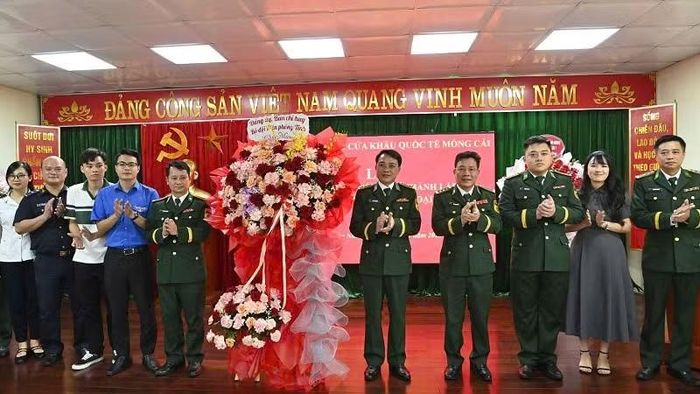 Ban Chỉ huy Bộ đội Biên phòng tỉnh Quảng Ninh chúc mừng mô hình “Tổ dân vận đối ngoại” tại Cửa khẩu quốc tế Móng Cái.