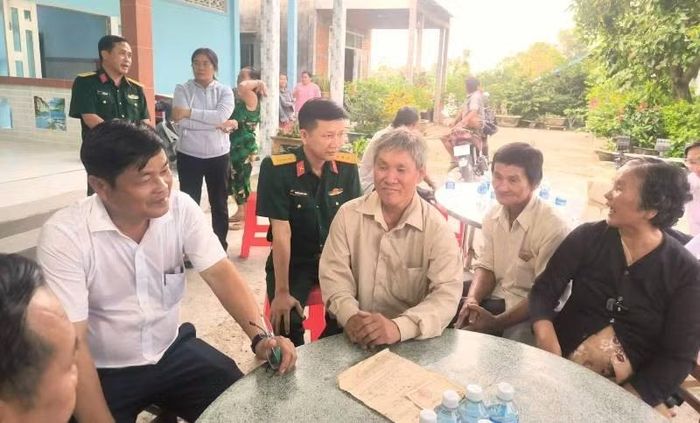Lãnh đạo xã xã Vàm Cỏ, tỉnh Tây Ninh thăm hỏi gia đình liệt sĩ Huỳnh Văn Quên