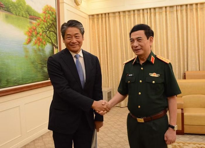 Đại tướng Phan Văn Giang, Ủy viên Bộ Chính trị, Phó Bí thư Quân ủy Trung ương, Phó Thủ tướng Chính phủ, Bộ trưởng Quốc phòng và Đại sứ Nhật Bản tại Việt Nam Ito Naoki.