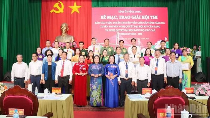 Các thí sinh tham dự Hội thi báo cáo viên, tuyên truyền viên cấp tỉnh chụp ảnh cùng lãnh đạo Tỉnh ủy, Ban tổ chức hội thi.
