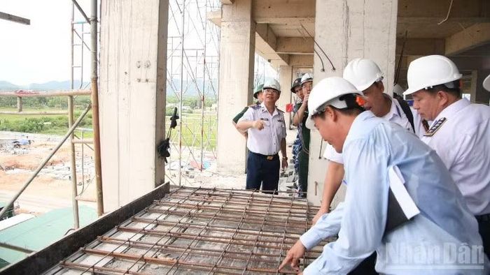 Thiếu tướng Đàm Xuân Tuấn, Phó Tư lệnh Cảnh sát biển Việt Nam kiểm tra chi tiết các hạng mục.