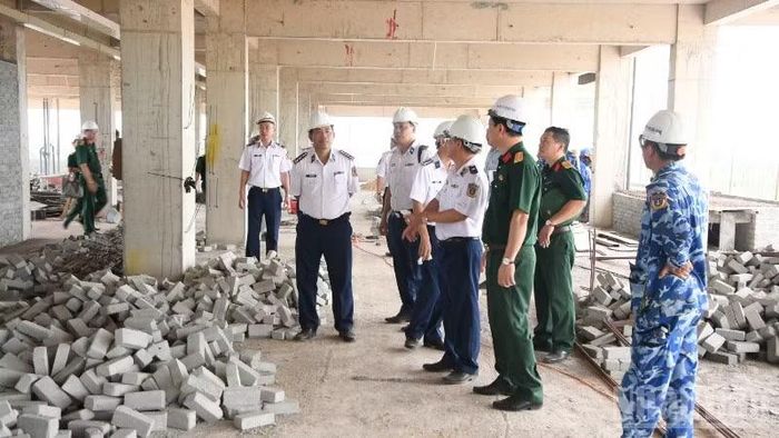 Thiếu tướng Đàm Xuân Tuấn, Phó Tư lệnh Cảnh sát biển Việt Nam kiểm tra chi tiết các hạng mục.