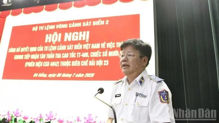 Đồng chí Thiếu tướng Trần Quang Tuấn, Tư lệnh Vùng Cảnh sát biển 2 phát biểu tại hội nghị.