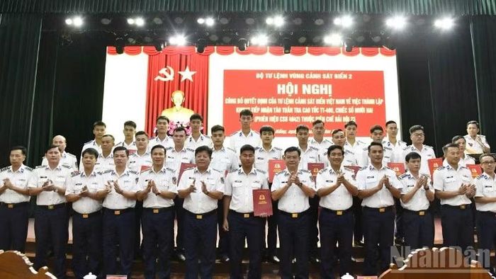 Thủ trưởng Bộ Tư lệnh Vùng Cảnh sát biển 2 trao quyết định cho cán bộ, chiến sĩ khung tàu Cảnh sát biển 4042.