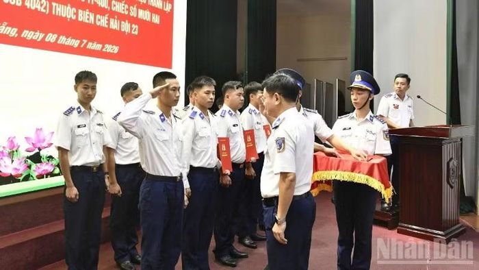 Thủ trưởng Bộ Tư lệnh Vùng Cảnh sát biển 2 trao quyết định cho cán bộ, chiến sĩ khung tàu CSB 4042.
