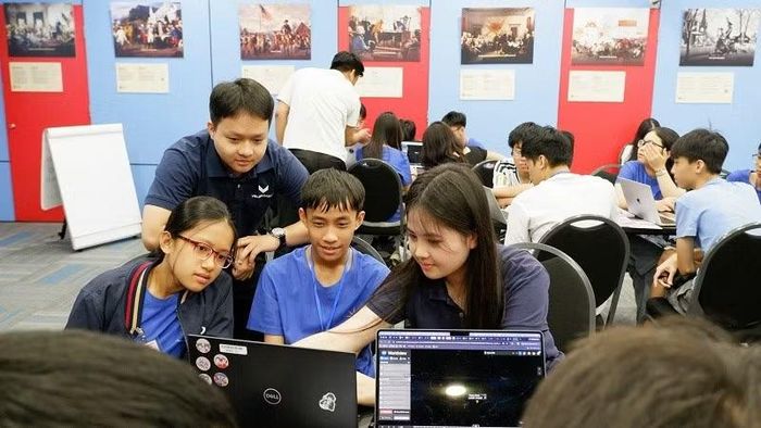 Các học viên thực hành khai thác và phân tích dữ liệu mở của NASA dưới sự hướng dẫn của cố vấn.