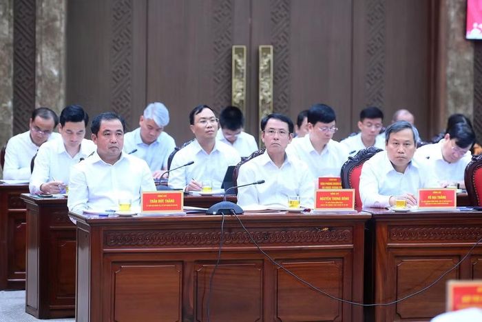 Các đồng chí lãnh đạo thành phố Hà Nội và các đại biểu tham dự cuộc làm việc. (Ảnh: ĐĂNG KHOA)