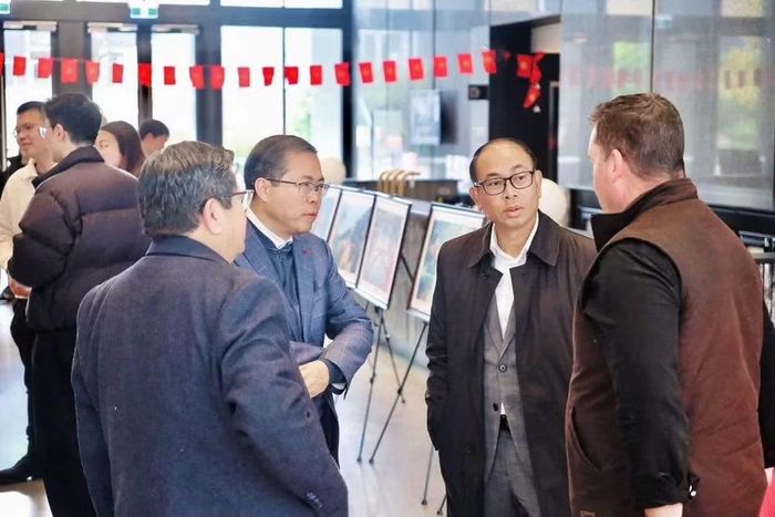 Đại sứ Việt Nam tại Australia Phạm Hùng Tâm (thứ 2 từ trái sang) trao đổi với các đại biểu tham quan triển lãm tranh giới thiệu về đất nước, con người Việt Nam.(Ảnh: Đại sứ quán Việt Nam tại Australia cung cấp)
