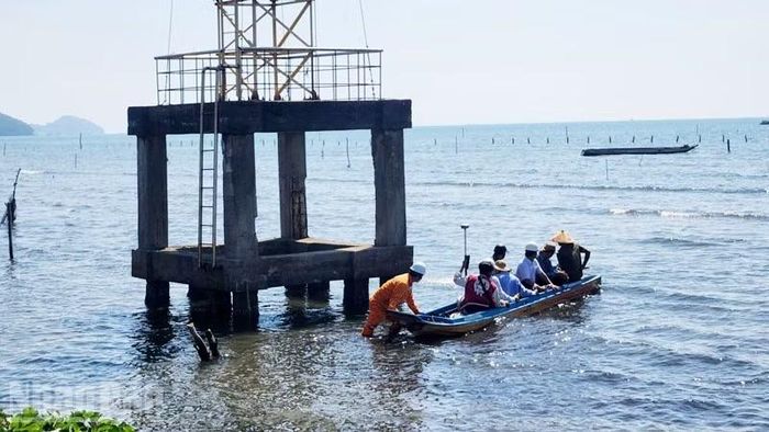 Lực lượng chức năng di chuyển ra địa điểm sự cố đứt cáp ngầm 110kV Hà Tiên-Phú Quốc.
