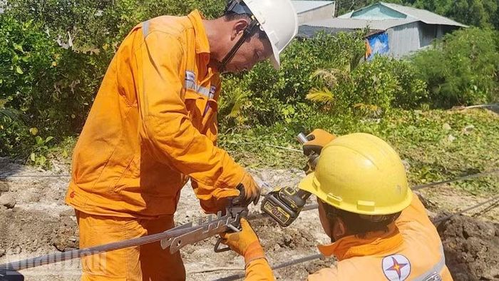 Công nhân ngành điện khắc phục sự cố ban đầu.