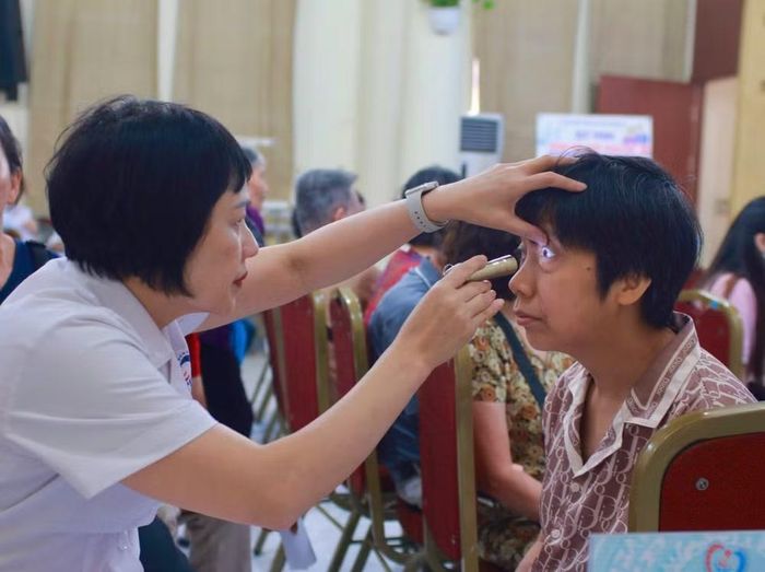 Trong khuôn khổ khám sức khỏe, người dân được thực hiện đầy đủ các hạng mục theo kế hoạch như: khám nội, ngoại, tai mũi họng, răng hàm mặt, mắt, … và làm các xét nghiệm tổng quát, chụp X-quang tim phổi.